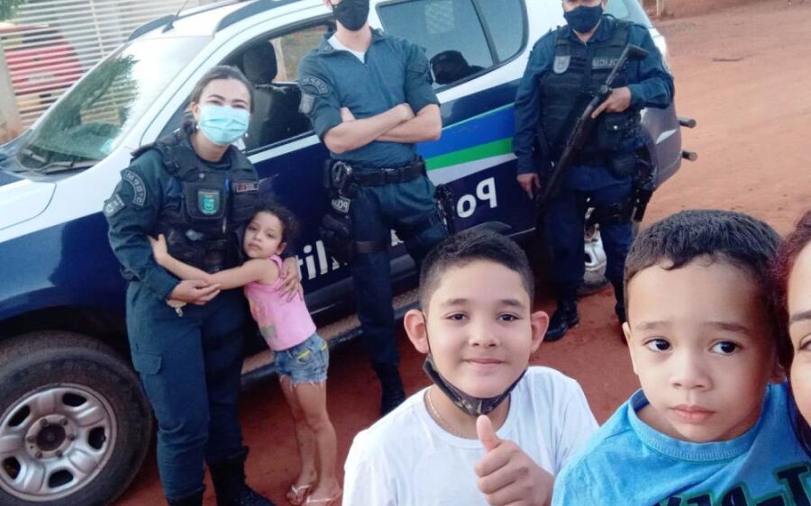 Polícia Militar visita menino que sonha ser policial em Rio Verde