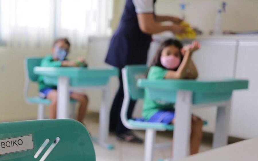 Governo de MS estuda imunizar  estudantes para manter volta às aulas segura 