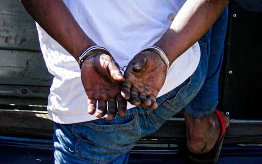 Detento aproveita saidinha para vacina e invade casa no Bonança