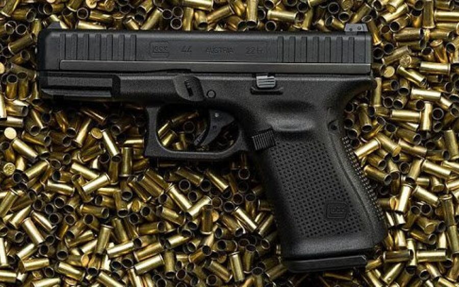 Pistola austríaca e 47 quilos de maconha levam para a delegacia garoto de 17 anos e primo