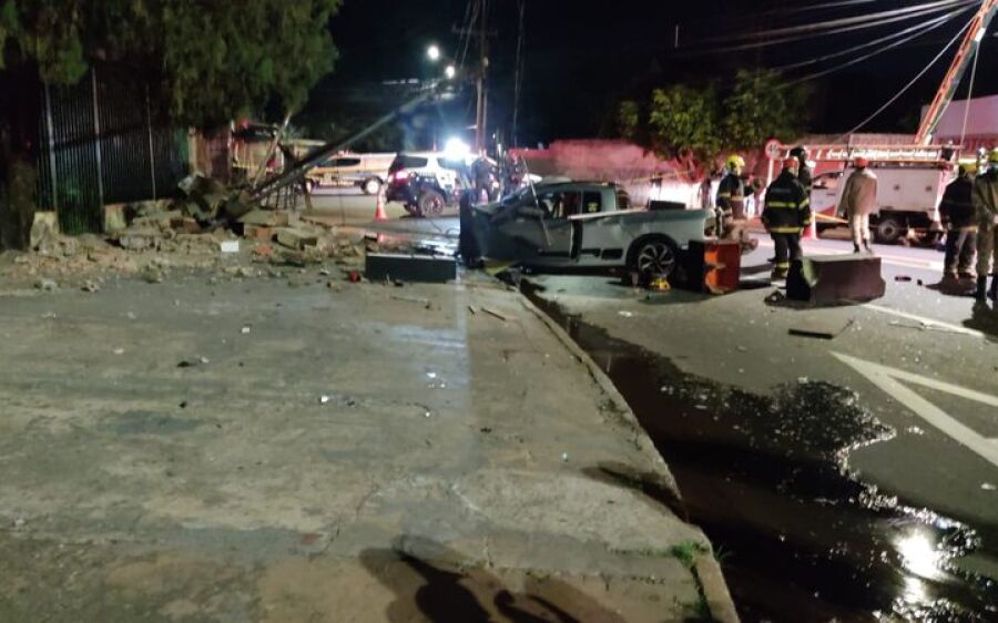 VÍDEO: Casal morre após motorista perder controle e bater no poste em Campo Grande