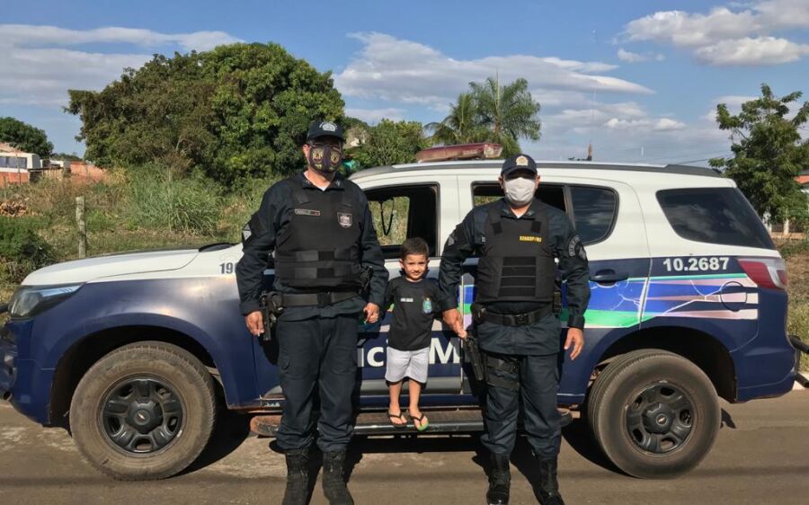 Polícia Militar realiza visita inesperada ao admirador que sonha ser policial em Coxim