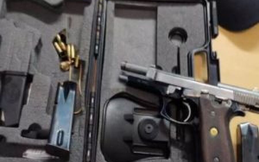 Homem é preso após colocar pistola na mão da filha e trocar tiros com PM