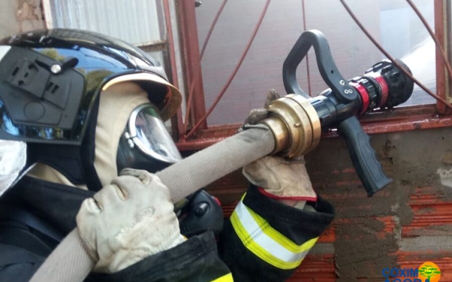 Bombeiros combatem incêndio em residência no Bairro Nova Coxim