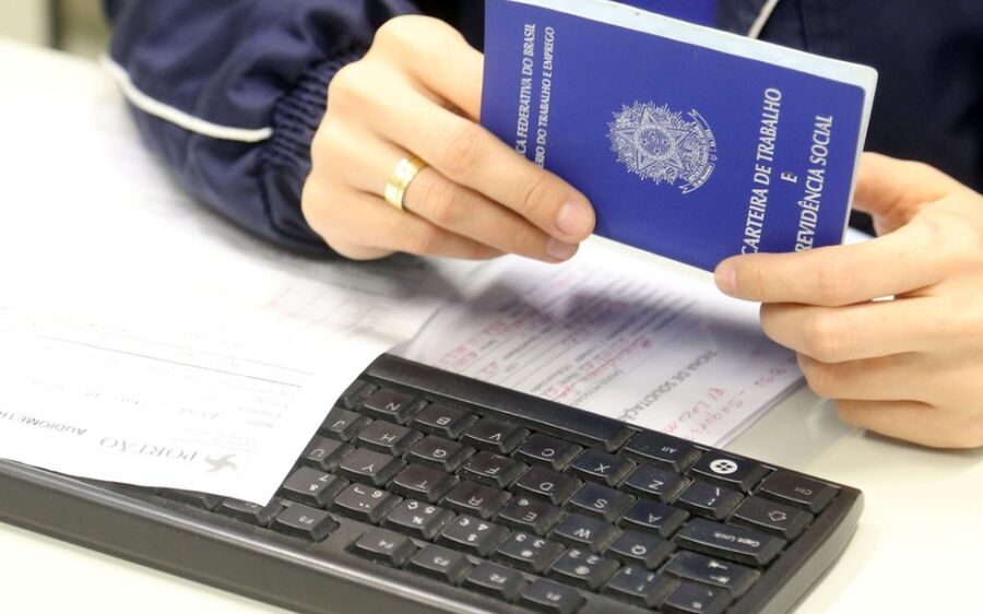 Operador de caixa, babá e garçom estão entre as 367 vagas de emprego