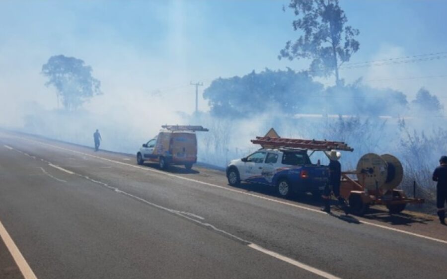Incêndio as margens da BR-163 rompe cabos e afeta serviços de internet em Coxim