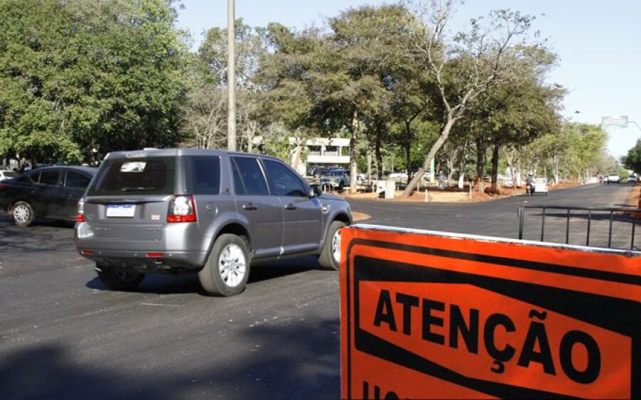 Parque dos Poderes: Com asfalto novo, trecho da Avenida do Poeta é liberado