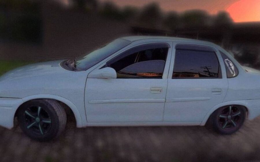 Ladrões do Corsa branco são presos em cima de telhado de casa em Campo Grande