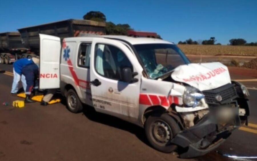 Acidente com ambulância deixa feridos na BR-163