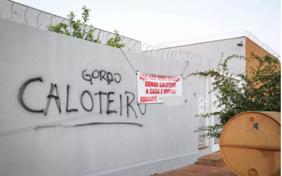Pichador insiste contra “caloteiro” e morador revida com placa