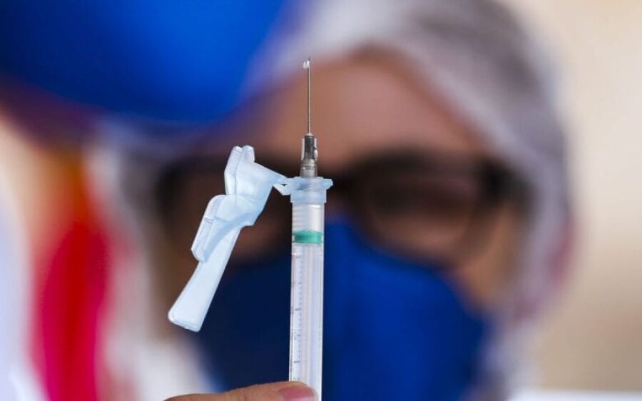 Saúde estuda alterar intervalo de doses das vacinas da Pfizer e AstraZeneca