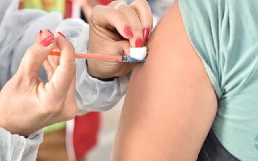 Saúde aplica 2ª dose de Coronavac e AstraZeneca nesta terça-feira