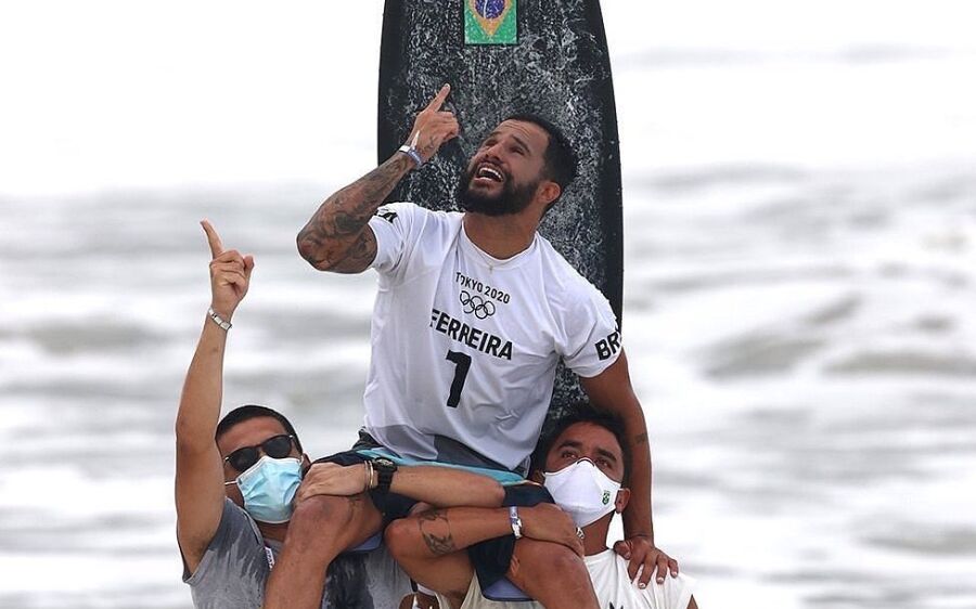 Ítalo Ferreira leva 1º ouro do surfe e do Brasil em Tóquio