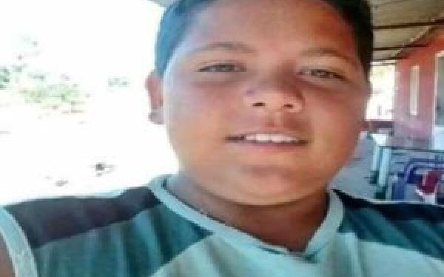 Menino de 13 anos é atingido por 14 tiros enquanto buscava primo para o aniversário