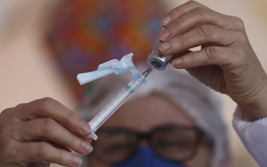 Com 60% da população  vacinada, mortes e casos de covid-19 caem 40%
