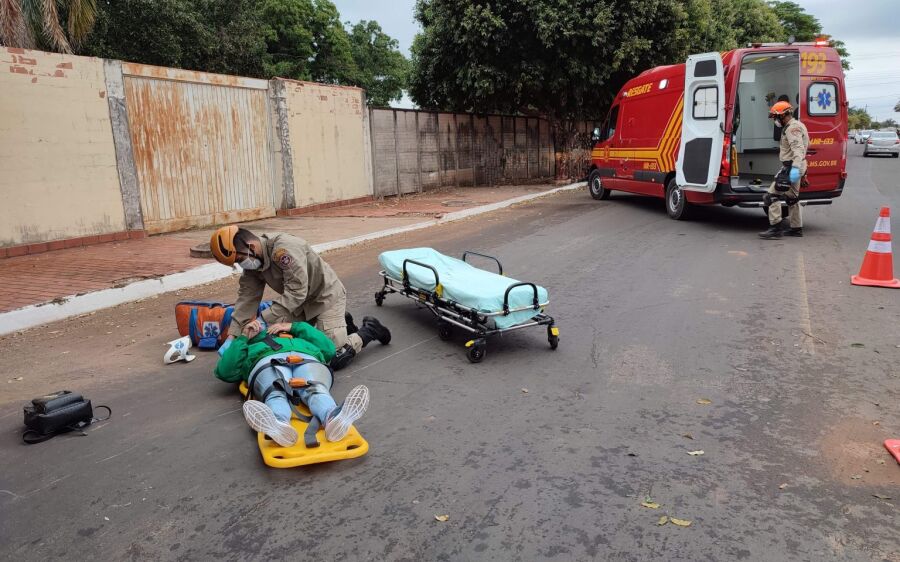 Mulher é socorrida pelos Bombeiros após sofrer queda de moto em avenida de Coxim