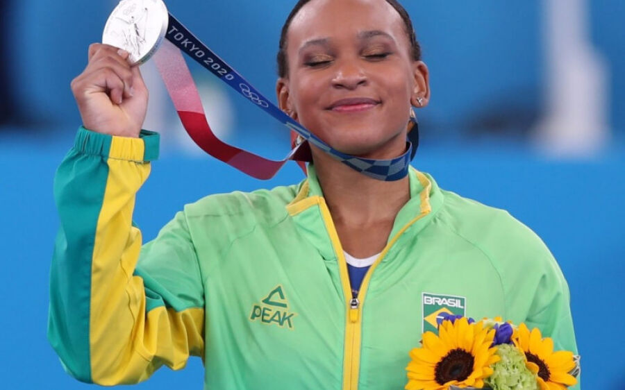 Rebeca Andrade conquista inédita prata para o Brasil na ginástica das Olimpíadas