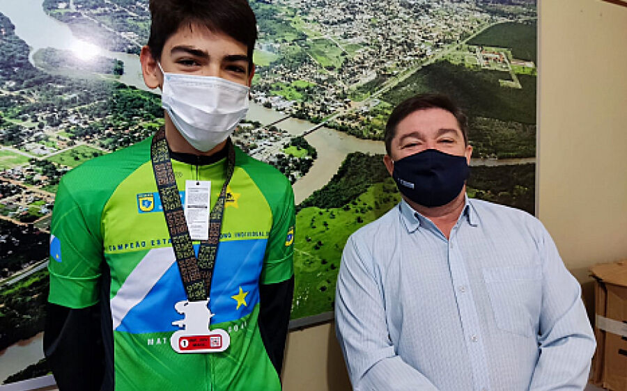 Prefeito recebe ciclista Pedro Dourado que venceu em 1º lugar a no Campeonato Estadual de Contrarrel