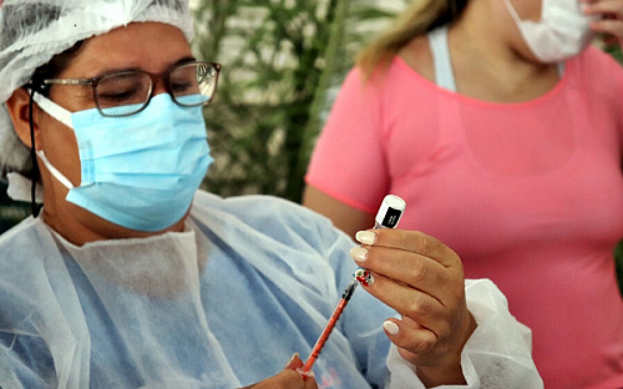 Pessoas com 24 anos ou mais devem vacinar contra Covid neste sábado