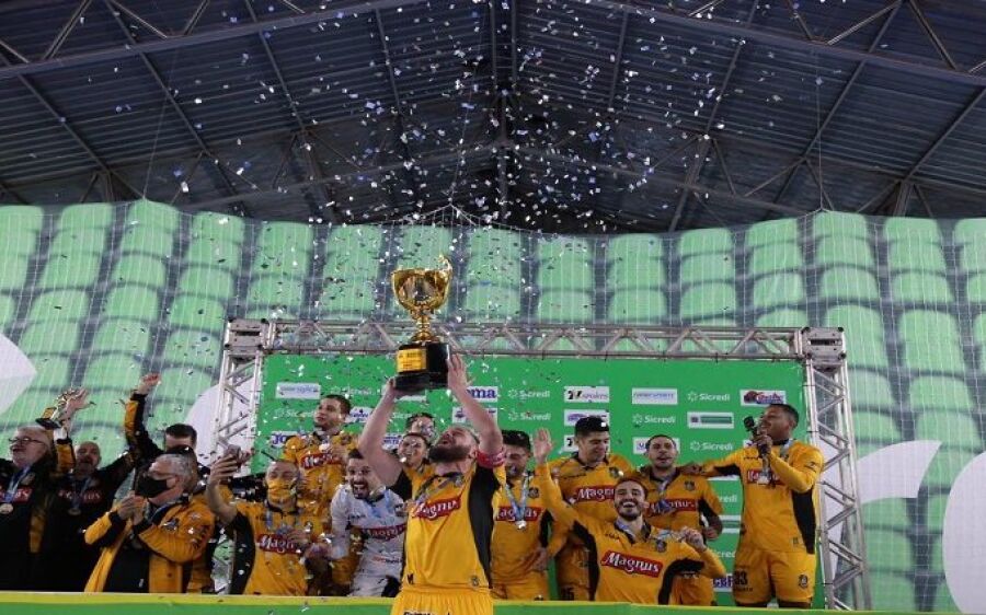 Com emoção até o fim, Magnus vence Joinville e é campeão inédito da Taça Brasil de Futsal em Dourado