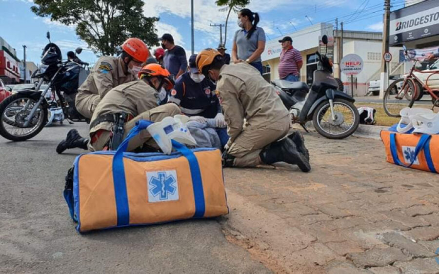 Dois ficam feridos em colisão entre motocicletas na avenida Virgínia Ferreira, em Coxim