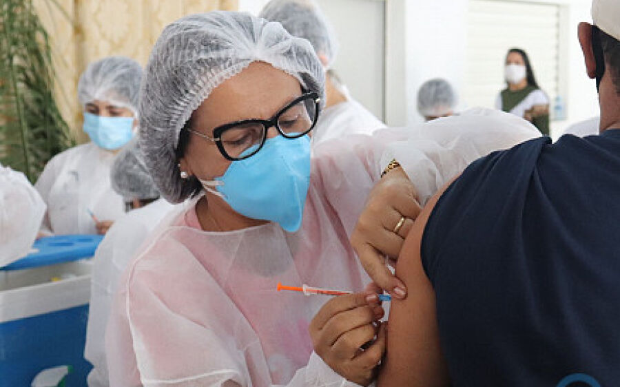 Mil doses de vacinas serão destinadas à  jovens com 18 anos ou mais neste sábado