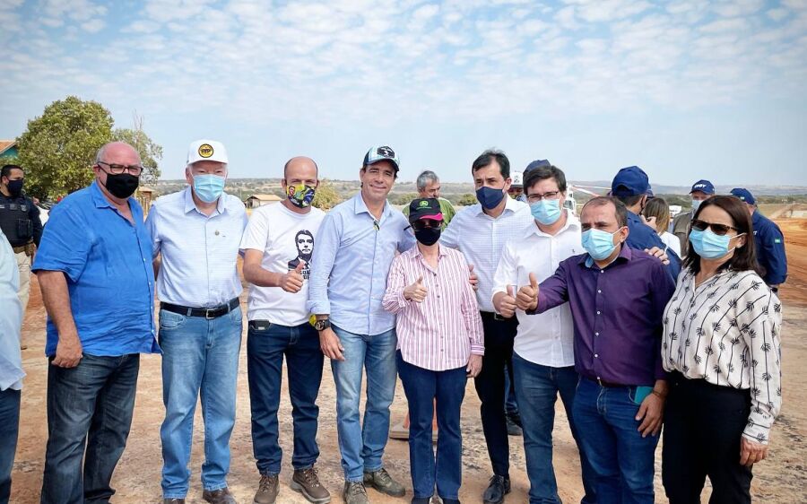 Ministro Tarcisio de Freitas visita obra de pavimentação da BR-419 MS