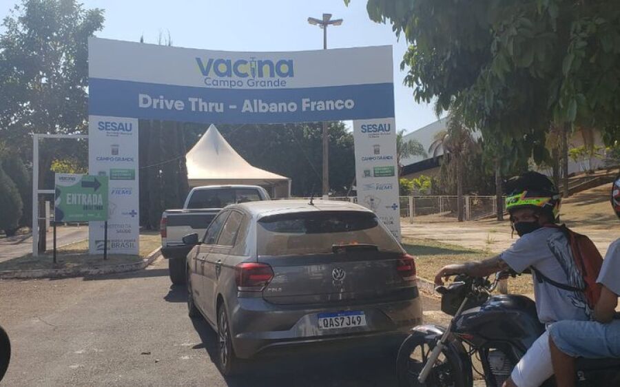 Na ansiedade pela vacina, jovens chegam até 2 horas antes do drive-thru abrir as portas