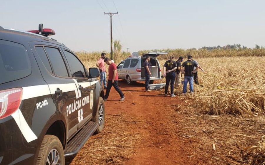 Corpo de mulher é encontrado enrolado em cobertor em meio a canavial