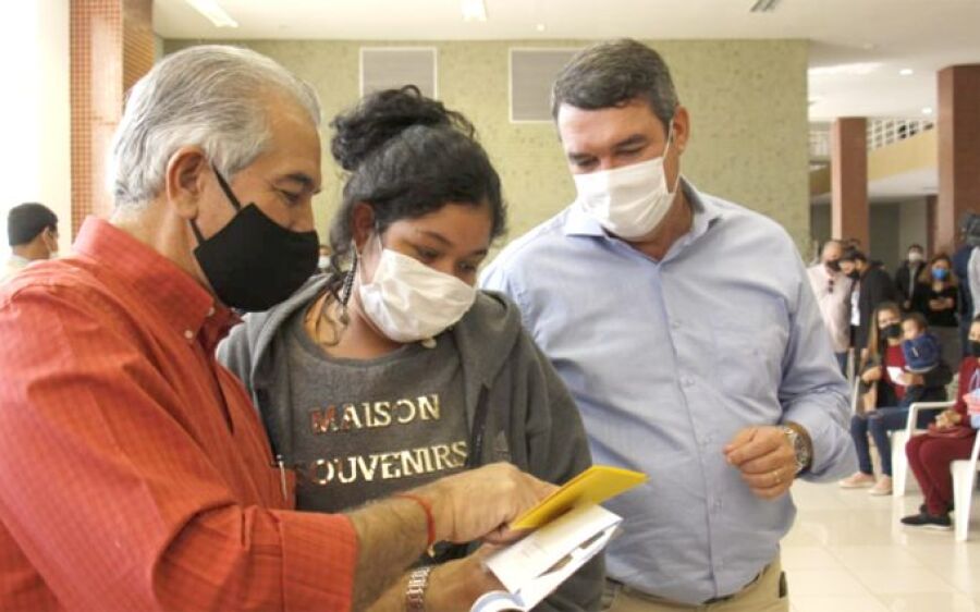 Governador entrega cartões do Mais Social e anuncia novos investimentos em Corumbá