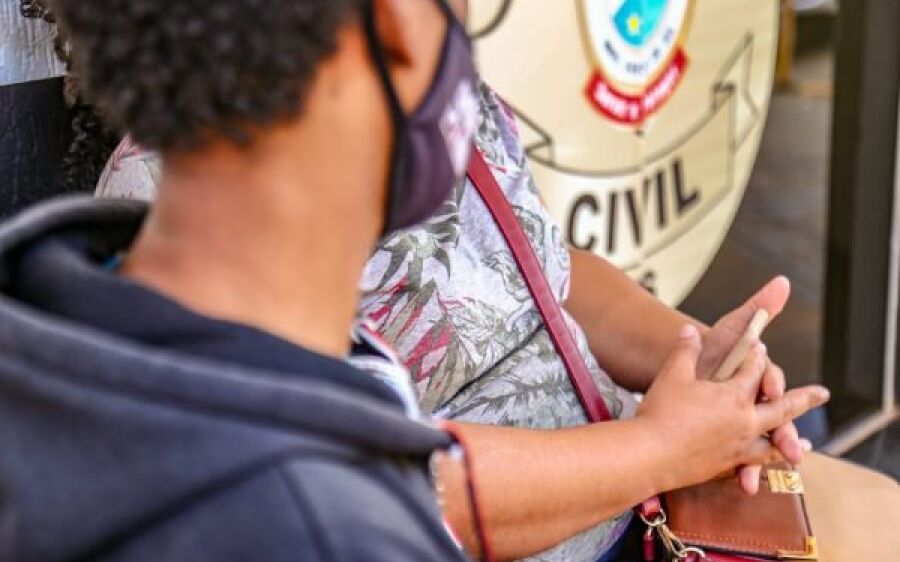 Mãe denuncia racismo velado em farmácia após vendedor desconfiar que adolescente estava furtando