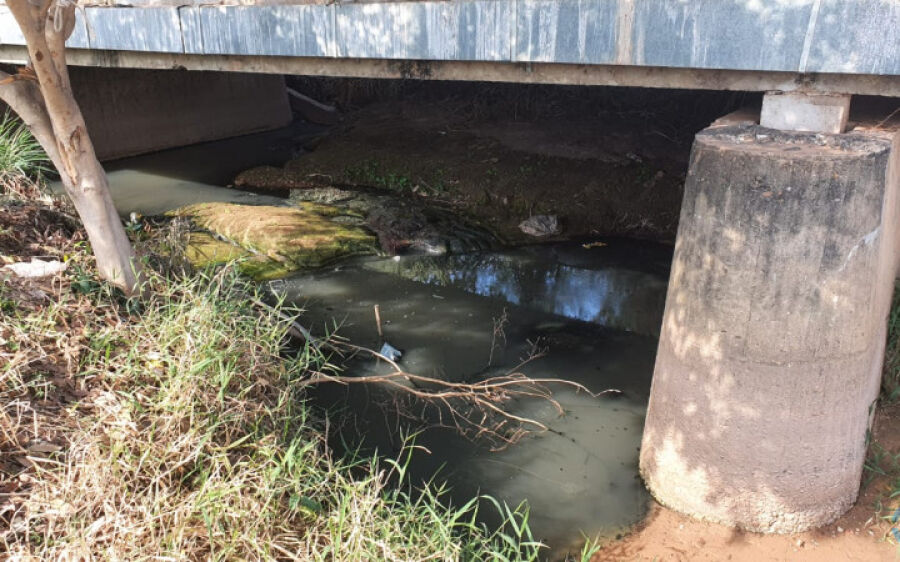 Esgoto clandestino é despejado no rio Taquari, próximo a ponte velha de Coxim