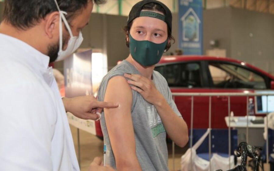 Campo Grande vacina jovens a partir de 18 anos e aplica 2ª dose da Pfizer nesta quinta
