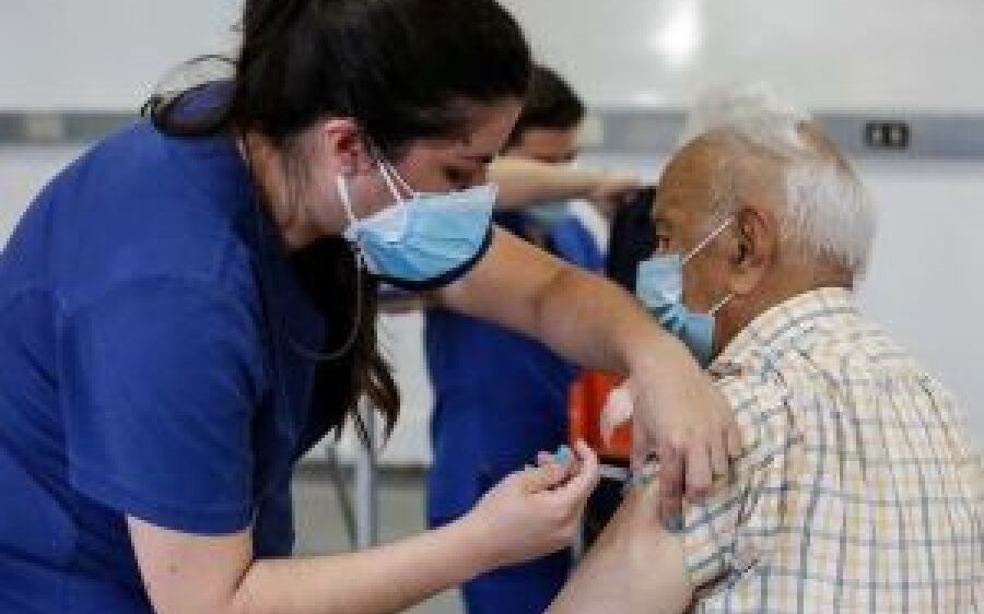 Chile inicia aplicação de terceira dose da CoronaVac em idosos