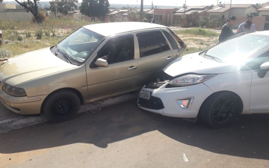 Condutora sai ilesa após colidir em veículo estacionado no Piracema