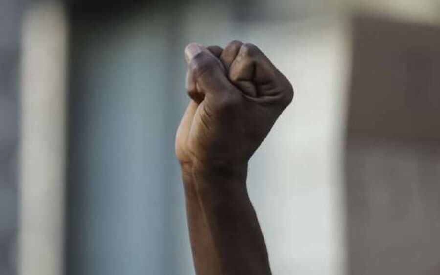 Funcionária é alvo de racismo e demitida de local chique de Campo Grande