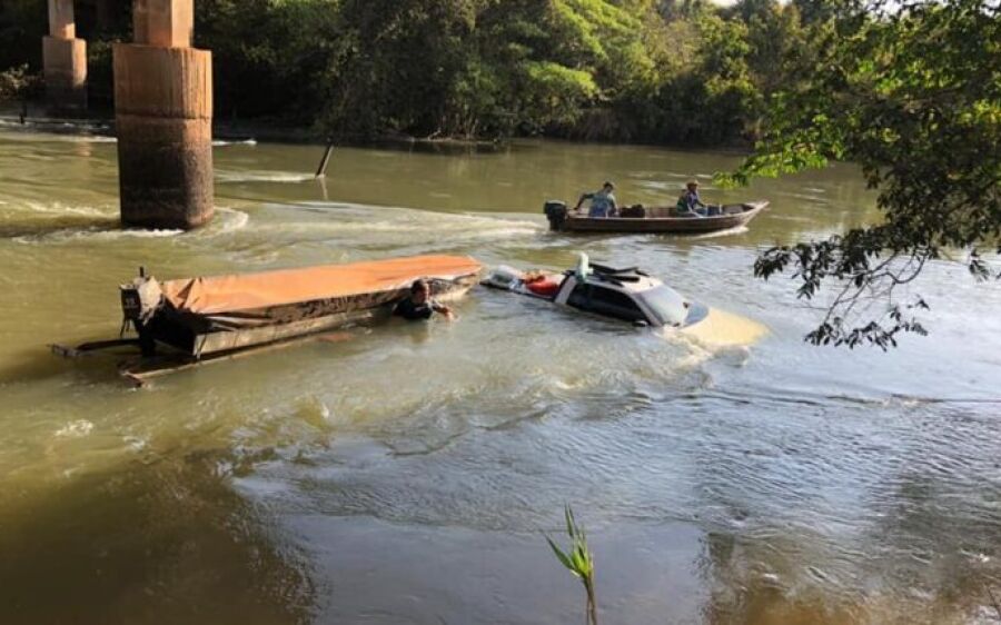 Pick-up engatada com carretinha, barco e motor caem no rio Sucuriú em Paraíso das Águas
