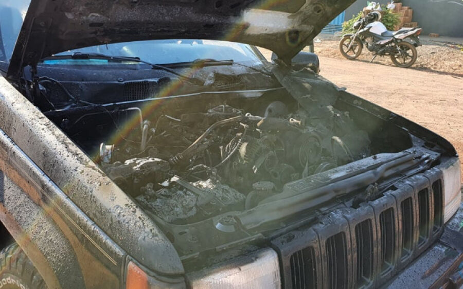Veículo fica parcialmente destruído após pegar fogo no bairro Mendes Mourão