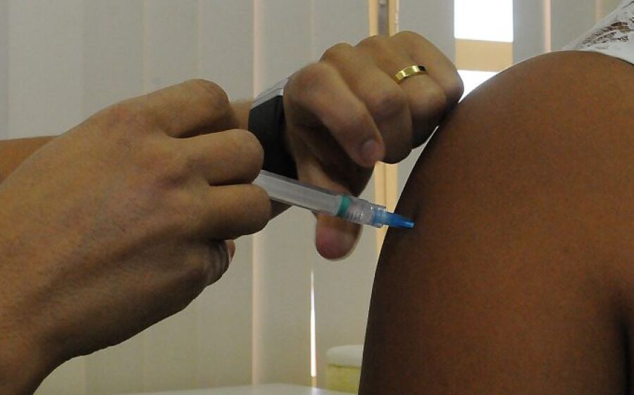 Após vacinação em massa, municípios da fronteira de MS apresentam 75,5% de queda de casos novos