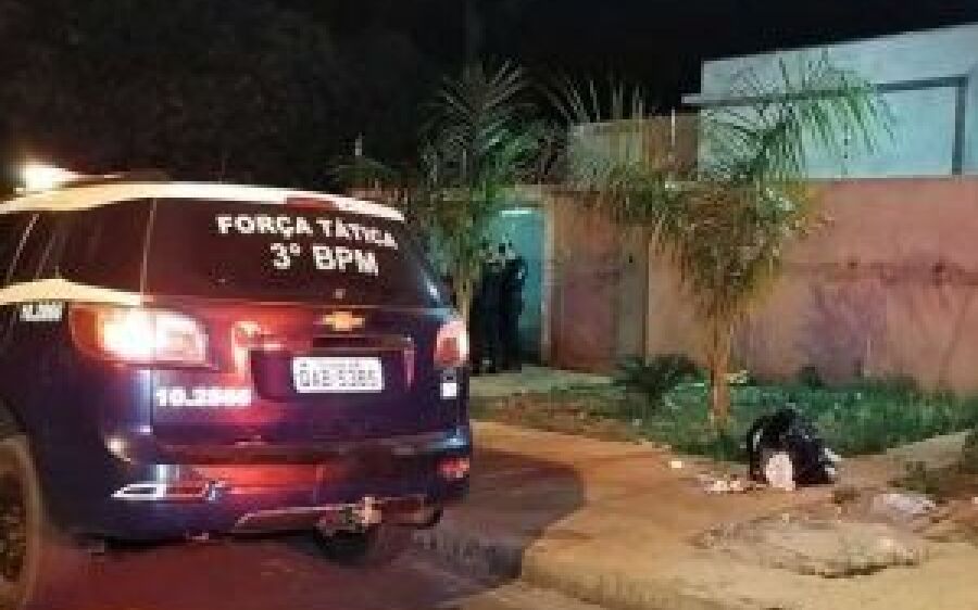 Policial aposentado é assassinado a tiros e amigo fica em estado grave