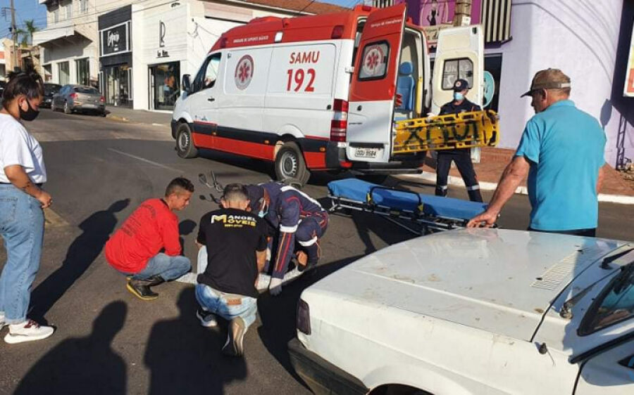 Motociclista fica ferida após invadir preferêncial ao cruzar avenida de Coxim