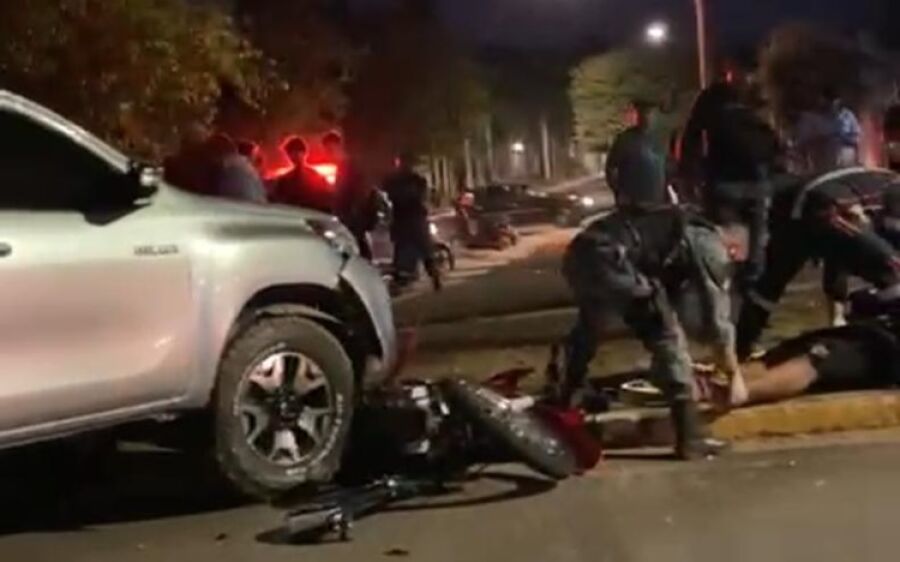 Colisão entre caminhonete e motocicleta deixa jovem ferido em Coxim