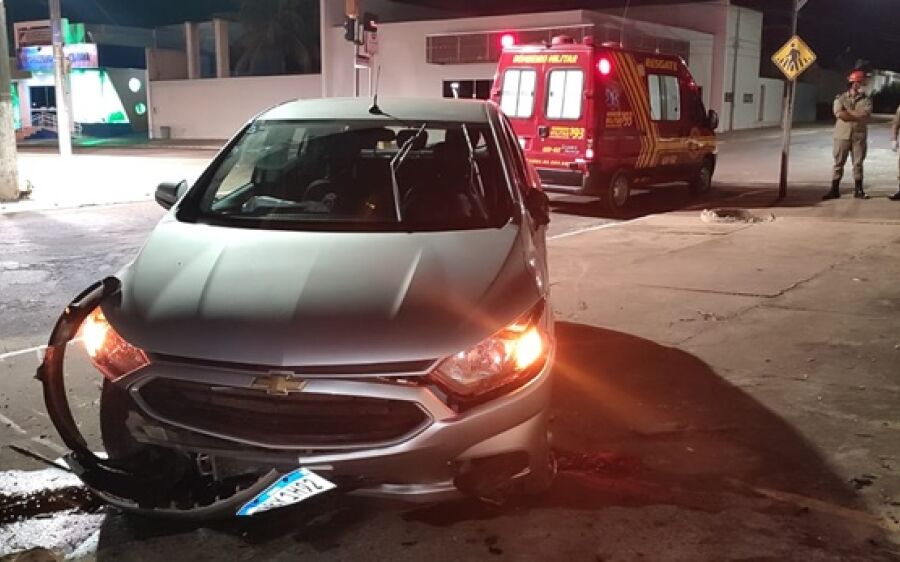Motorista sai ileso após perder o controle da direção e tombar carro no Centro de Coxim