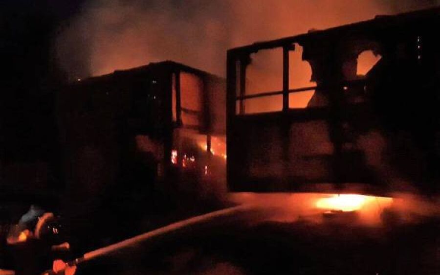 Carreta que transportava 38 toneladas de milho é destruída por incêndio na BR-267