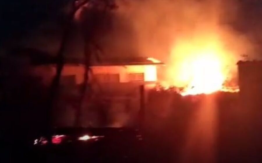 Homem que incendiou chácara de vizinha diz que queria impedir esposa de comprar droga