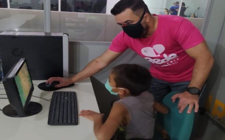 Na estrutura do Rede Solidária, servidores ajudam adolescentes no cadastro da vacina contra a Covid