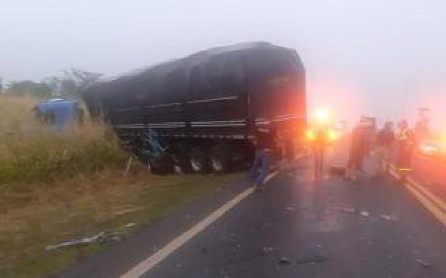 Bêbado, motorista provoca acidente com caminhão e mulher morre na BR-163