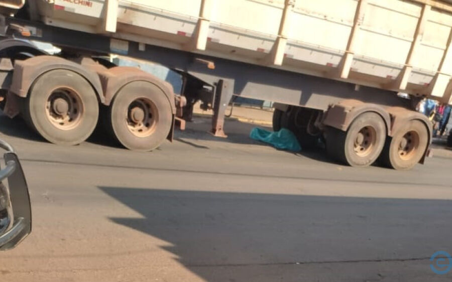 Ciclista morre ao ser atropelado por carreta no centro da cidade