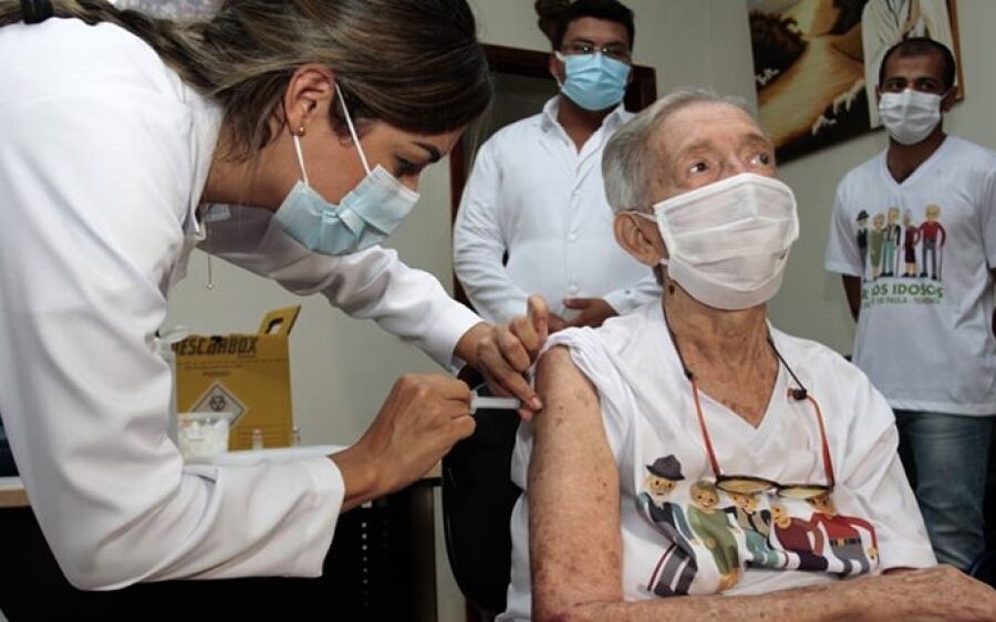 MS inicia vacinação em idosos com dose de reforço e reserva doses para adolescentes