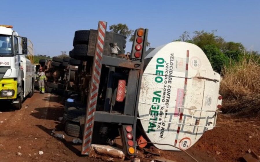 Caminhão tomba e motorista fica preso às ferragens na BR-163